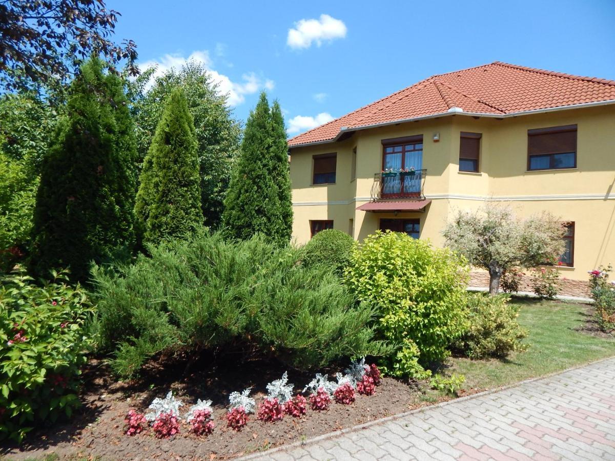 Voelgy Apartman Eger Exteriör bild