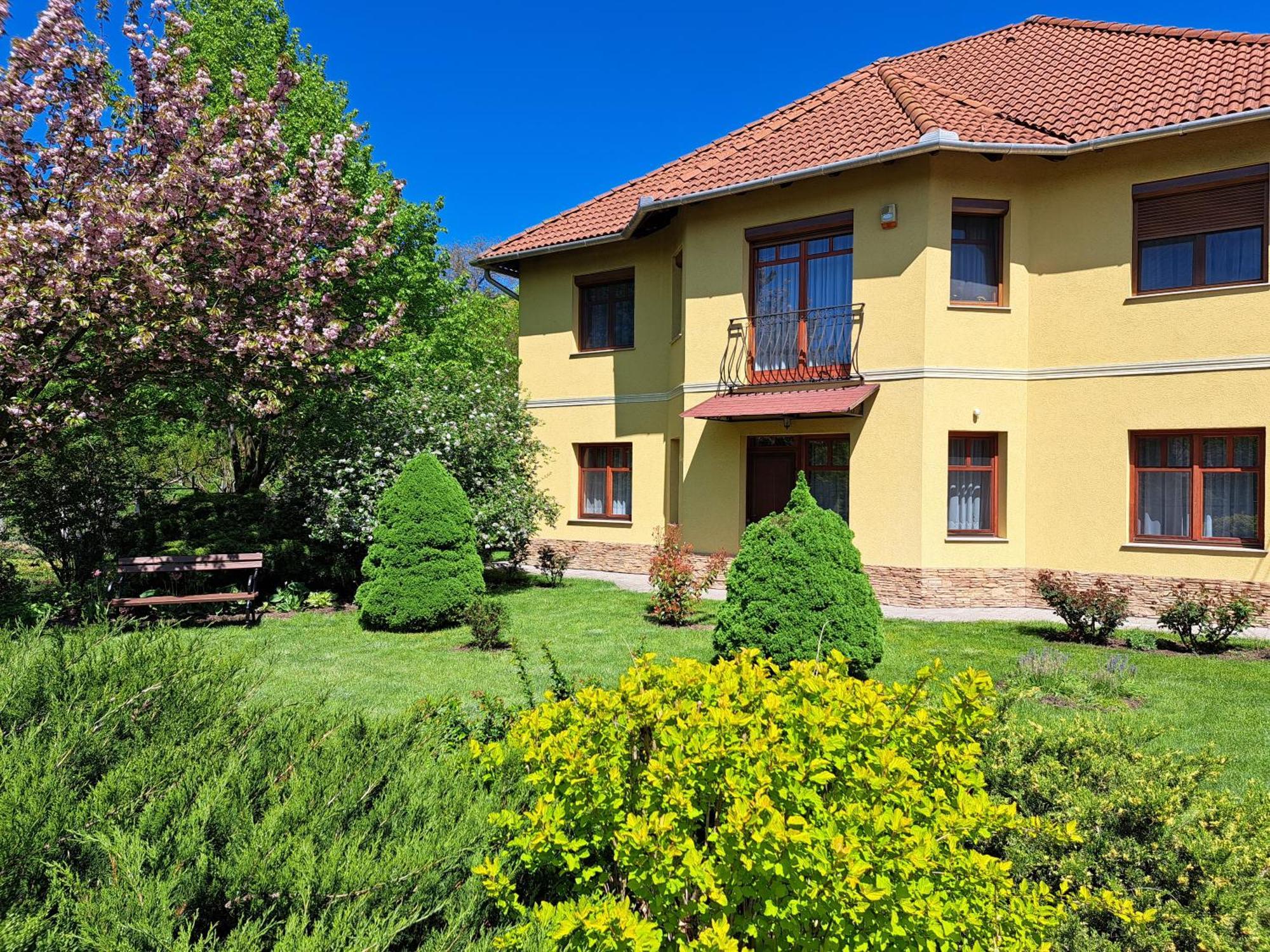 Voelgy Apartman Eger Exteriör bild